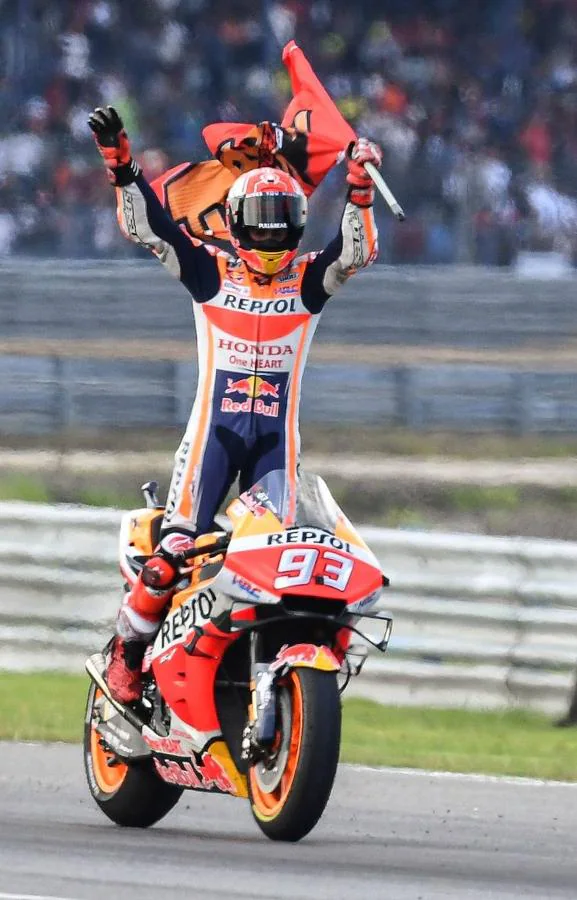 Márquez celebra su victoria al finalizar la carrera.