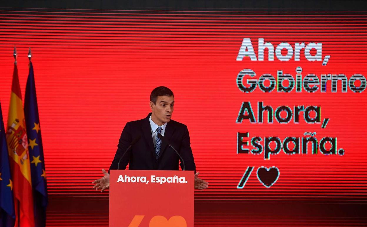 Pedro Sánchez, con el lema de la campaña del PSOE. 