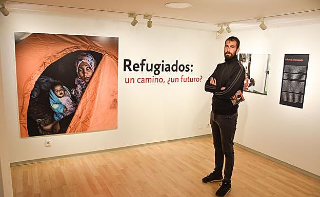 Diego Herrera, delante de una de sus obras. 