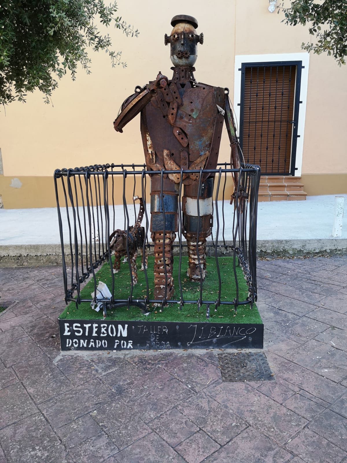 La escultura 'Estebón', se encuentra situada en una calle del pueblo. 