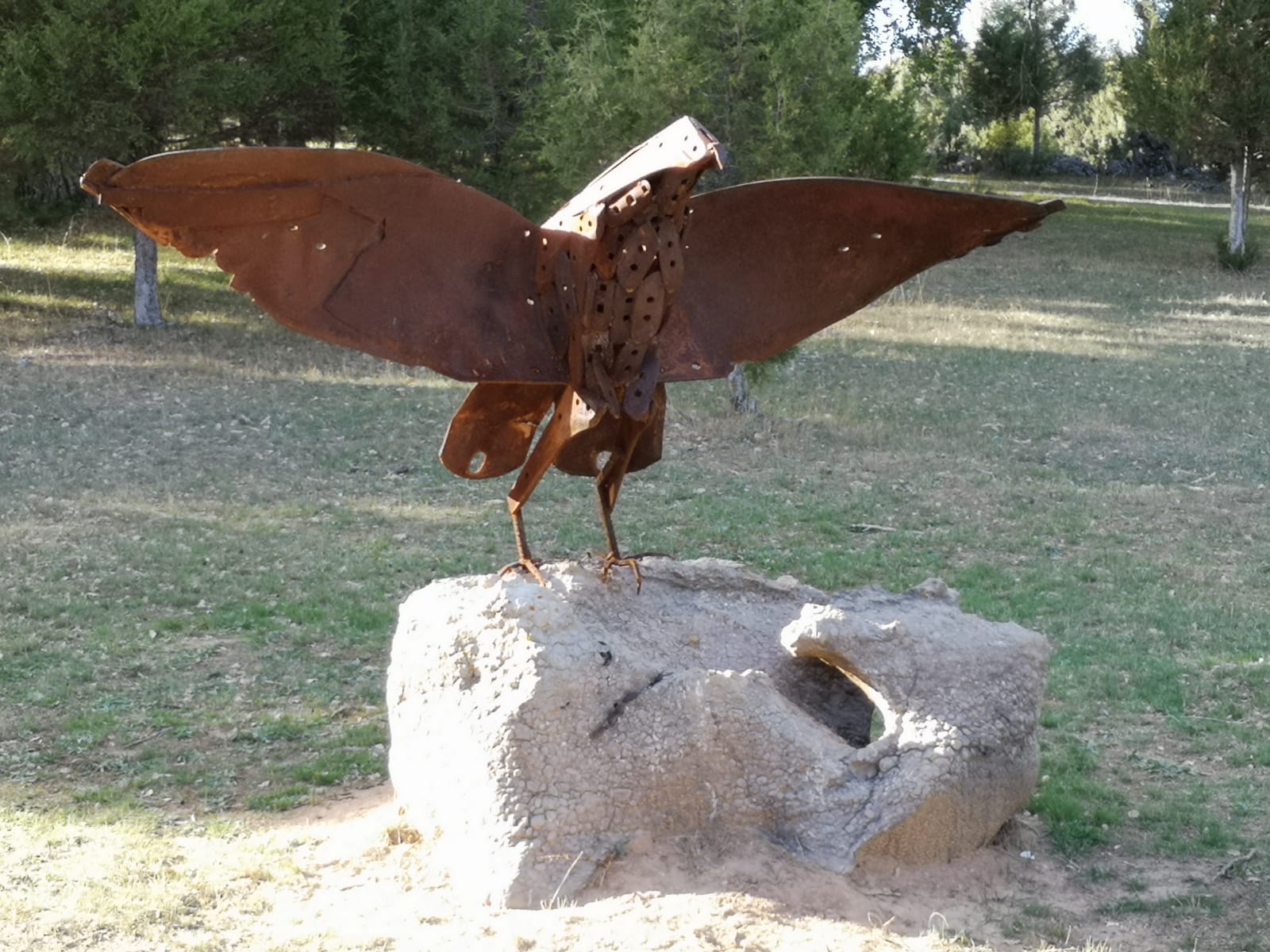 José Luis Blanco, conocido como 'el herrero de Hortigüela', comenzó hace un año a instalar y crear esculturas de hierro en un paraje del pueblo | Una nécora o un dinosaurio conviven con los protagonistas de 'El bueno, el feo y el malo' creados a partir de un extintor