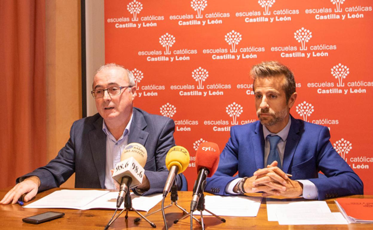 El presidente de Burgos de Escuelas Católicas Castilla y León, Javier Pérez de la Canal (i) y Leandro Roldán, secretario Escuelas Católicas en Castilla y León, a la derecha. 