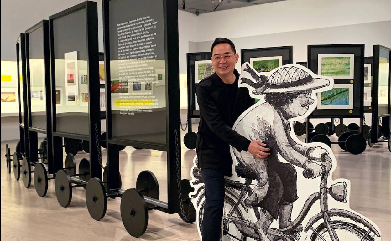 Jimmy Liao posa junto a una de sus ilustraciones en la presentación de la exposición 'Lo esencial y lo invisible', en el Museo ABC, en Madrid.