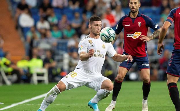 Jovic intenta un control ante Osasuna. 