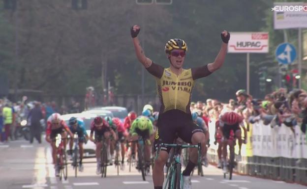 Roglic celebra el ttriunfo en meta 