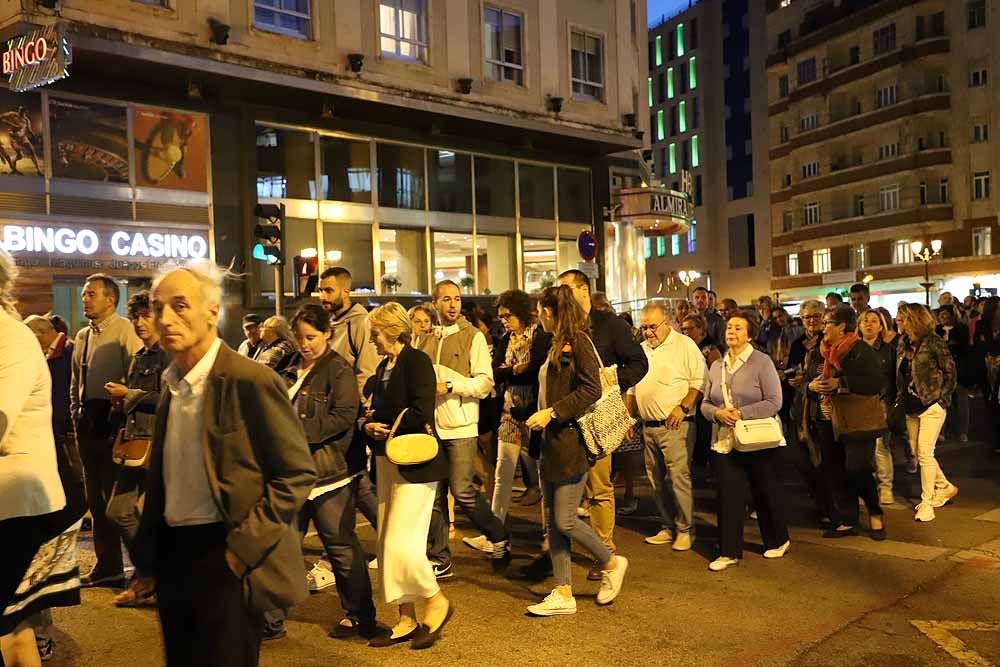 Alrededor de 2.000 burgaleses se han manifestado este martes contra la decisión de cerrar los PAC de Gamonal y San Agustín para unificarlos en el Divino Valles