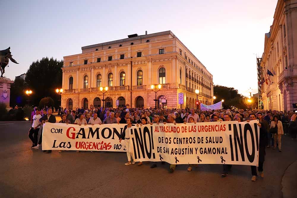 Alrededor de 2.000 burgaleses se han manifestado este martes contra la decisión de cerrar los PAC de Gamonal y San Agustín para unificarlos en el Divino Valles