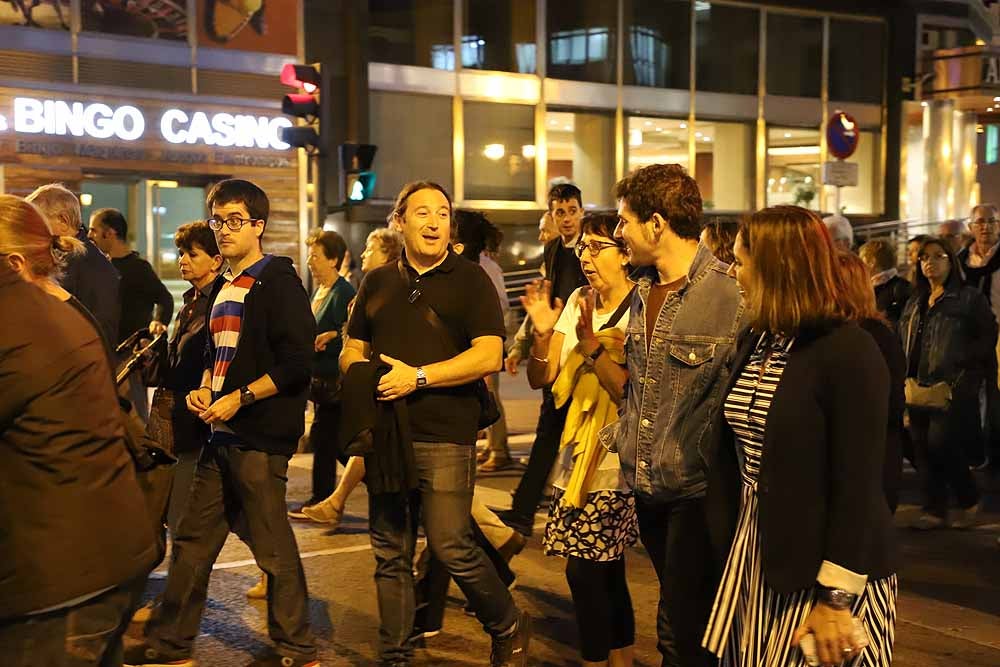 Alrededor de 2.000 burgaleses se han manifestado este martes contra la decisión de cerrar los PAC de Gamonal y San Agustín para unificarlos en el Divino Valles