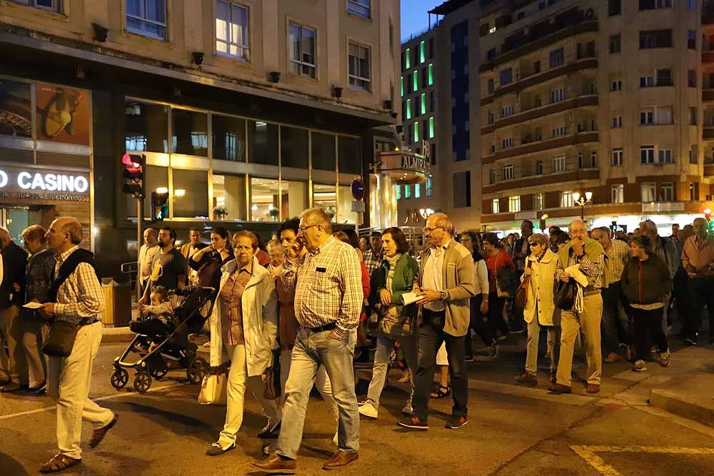 Alrededor de 2.000 burgaleses se han manifestado este martes contra la decisión de cerrar los PAC de Gamonal y San Agustín para unificarlos en el Divino Valles