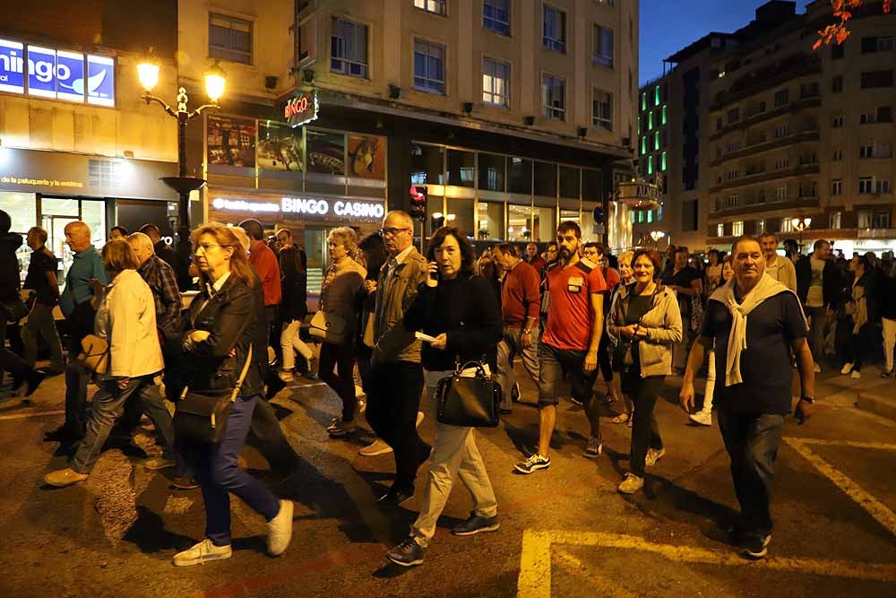 Alrededor de 2.000 burgaleses se han manifestado este martes contra la decisión de cerrar los PAC de Gamonal y San Agustín para unificarlos en el Divino Valles