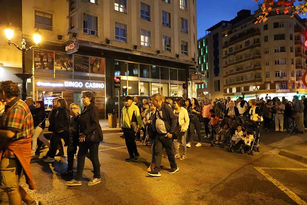 Alrededor de 2.000 burgaleses se han manifestado este martes contra la decisión de cerrar los PAC de Gamonal y San Agustín para unificarlos en el Divino Valles