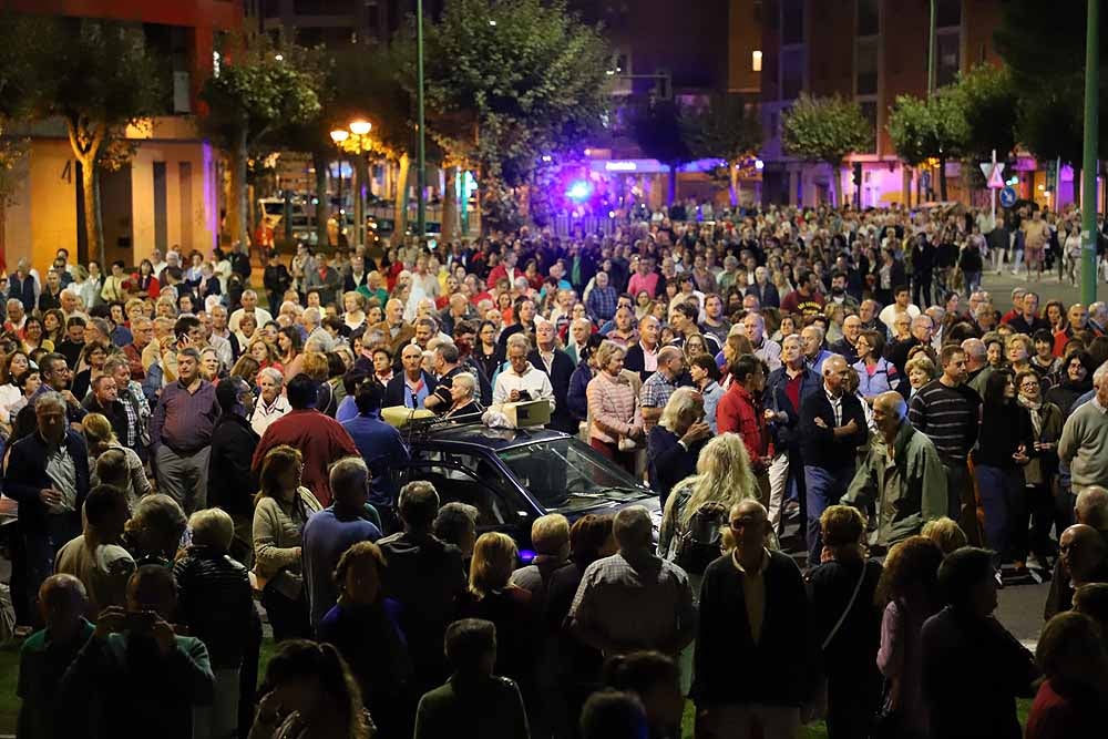 Alrededor de 2.000 burgaleses se han manifestado este martes contra la decisión de cerrar los PAC de Gamonal y San Agustín para unificarlos en el Divino Valles