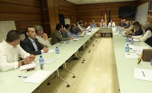 Los representantes del sector agroalimentario de Castilla y León, durante la reunión con los consejeros.