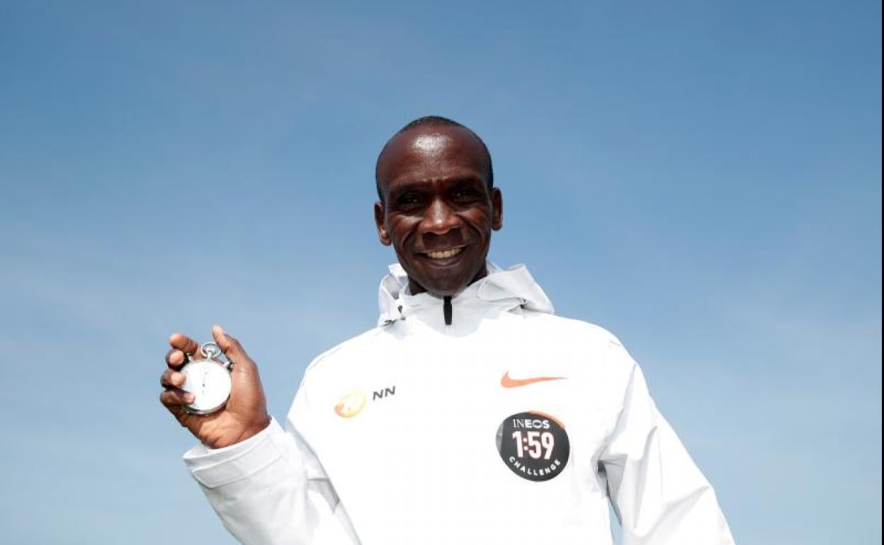 Eliud Kipchoge, con el crono en la mano. 