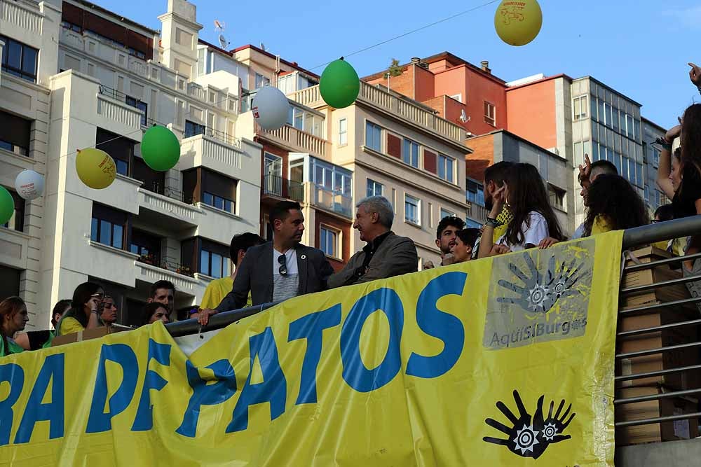 5.000 patos se han lanzado al río por dos buenas causas: colaborar con los proyectos de acceso al agua potable que lleva a cabo Amycos en Bolivia y el mantenimiento del comedor y la casa de acogida de las Hijas de la Caridad de Burgos.