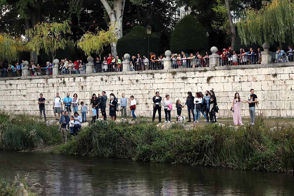 5.000 patos se han lanzado al río por dos buenas causas: colaborar con los proyectos de acceso al agua potable que lleva a cabo Amycos en Bolivia y el mantenimiento del comedor y la casa de acogida de las Hijas de la Caridad de Burgos.