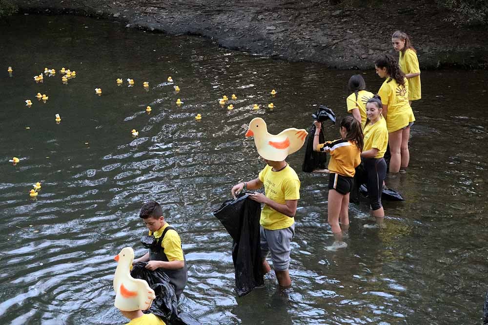 5.000 patos se han lanzado al río por dos buenas causas: colaborar con los proyectos de acceso al agua potable que lleva a cabo Amycos en Bolivia y el mantenimiento del comedor y la casa de acogida de las Hijas de la Caridad de Burgos.