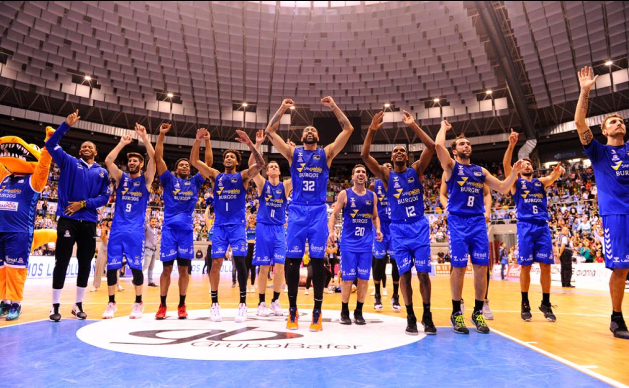 El equipo celebra la victoria con la afición