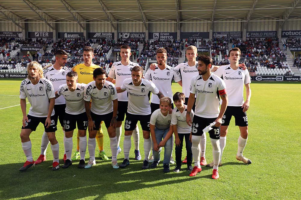 Fotos: El Burgos CF da la vuelta a un partido que se le puso muy cuesta arriba