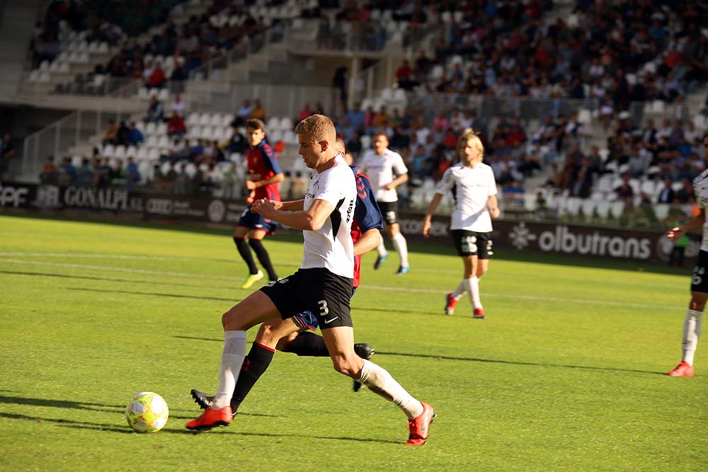 Fotos: El Burgos CF da la vuelta a un partido que se le puso muy cuesta arriba