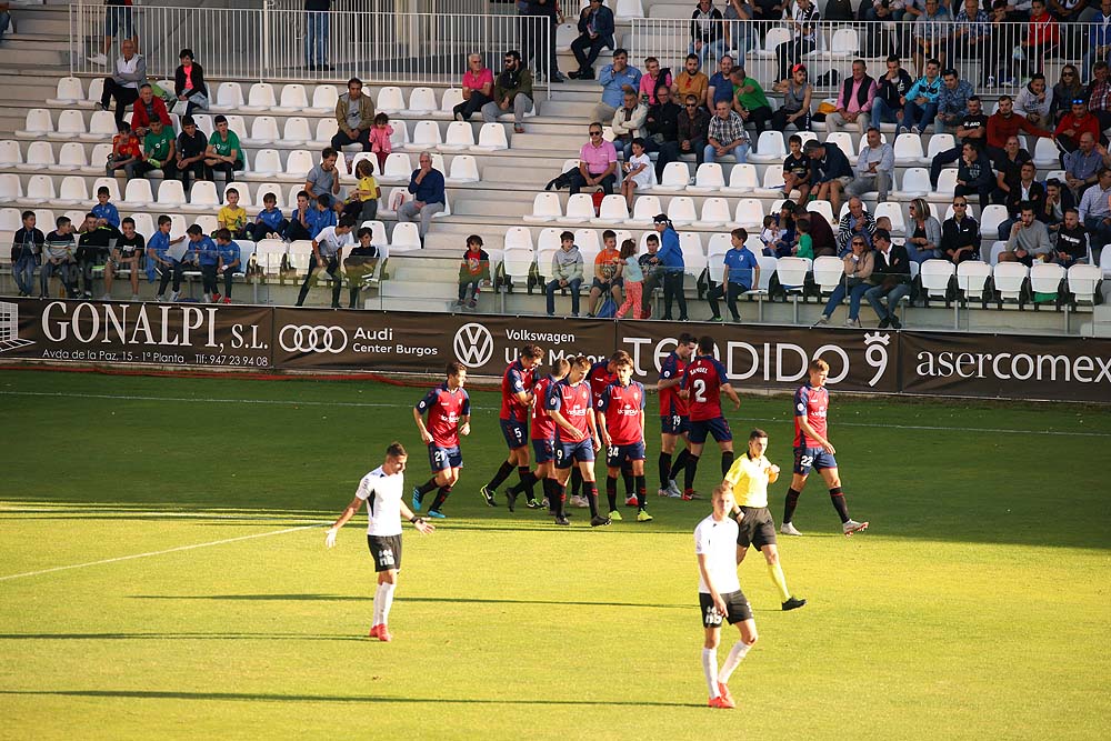 Fotos: El Burgos CF da la vuelta a un partido que se le puso muy cuesta arriba