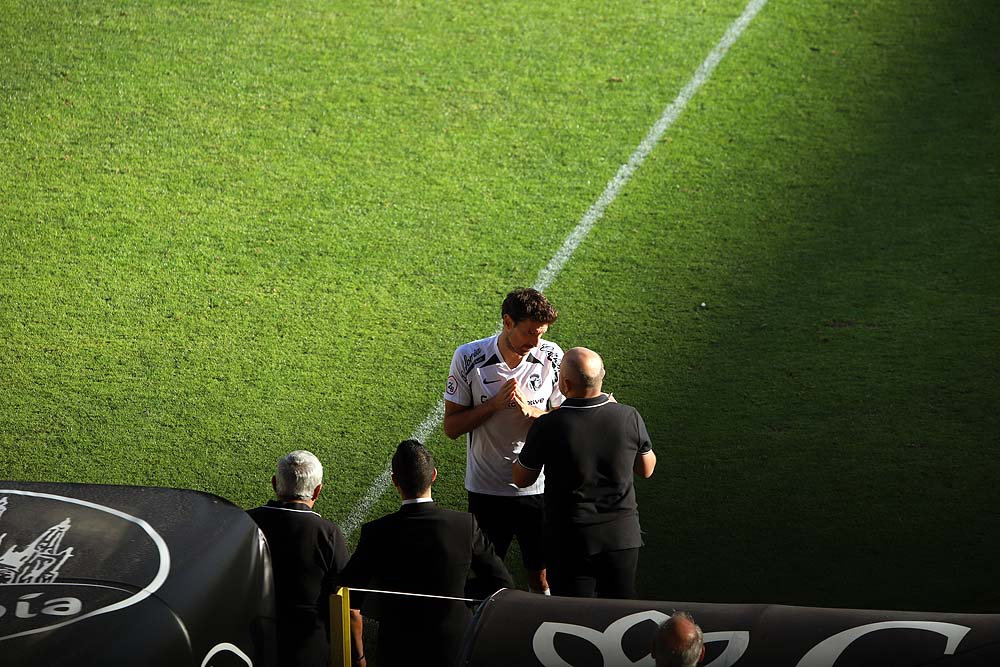 Fotos: El Burgos CF da la vuelta a un partido que se le puso muy cuesta arriba