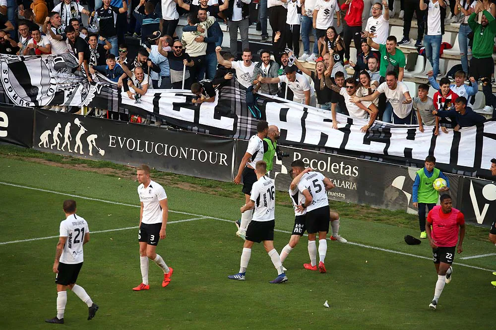 Fotos: El Burgos CF da la vuelta a un partido que se le puso muy cuesta arriba