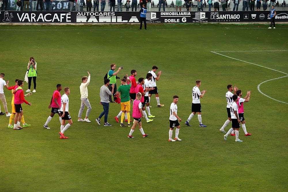 Fotos: El Burgos CF da la vuelta a un partido que se le puso muy cuesta arriba