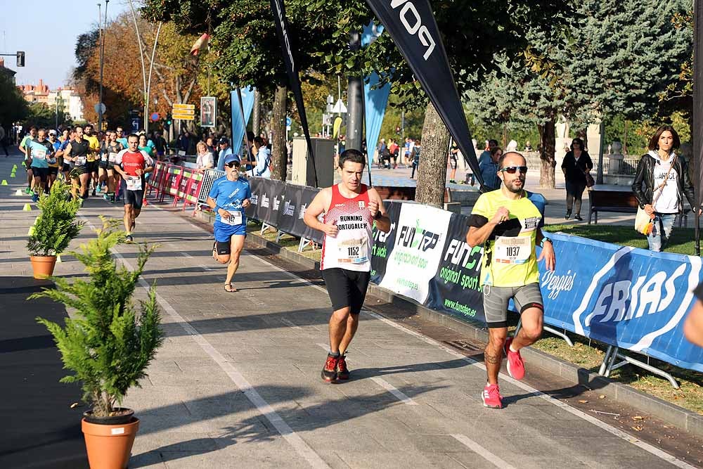 Más de 1.300 corredores se han dado cita esta mañana en la cuarta edición de la Campofrío Maratón Burgos.