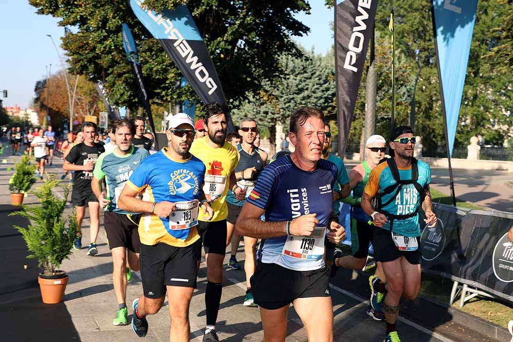 Más de 1.300 corredores se han dado cita esta mañana en la cuarta edición de la Campofrío Maratón Burgos.