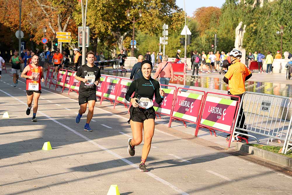 Más de 1.300 corredores se han dado cita esta mañana en la cuarta edición de la Campofrío Maratón Burgos.