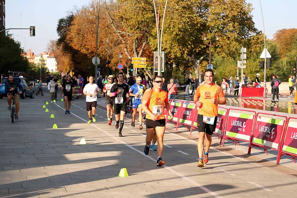 Más de 1.300 corredores se han dado cita esta mañana en la cuarta edición de la Campofrío Maratón Burgos.