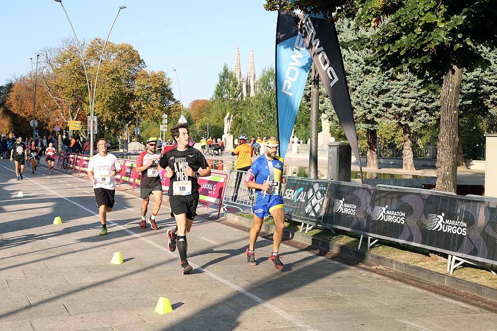 Más de 1.300 corredores se han dado cita esta mañana en la cuarta edición de la Campofrío Maratón Burgos.