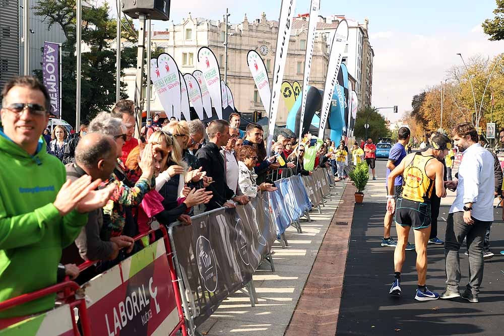 Más de 1.300 corredores se han dado cita esta mañana en la cuarta edición de la Campofrío Maratón Burgos.