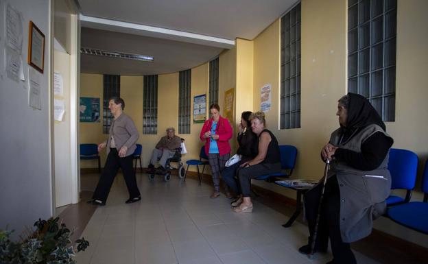 José Joaquín, Pilar, Geno, Inés y Julia esperan turno en el consultorio de Rabanales. 