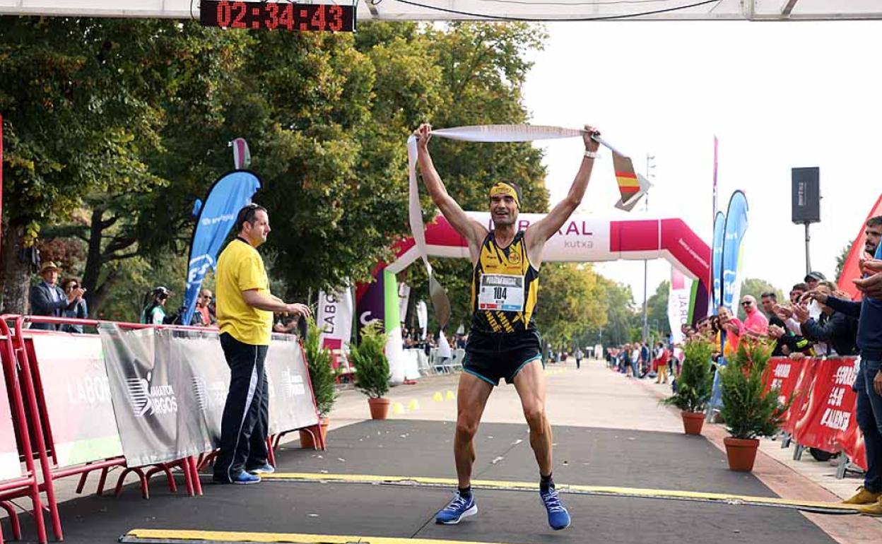 Héctor Franco celebra su victoria en la IV Campofrío Maratón Burgos