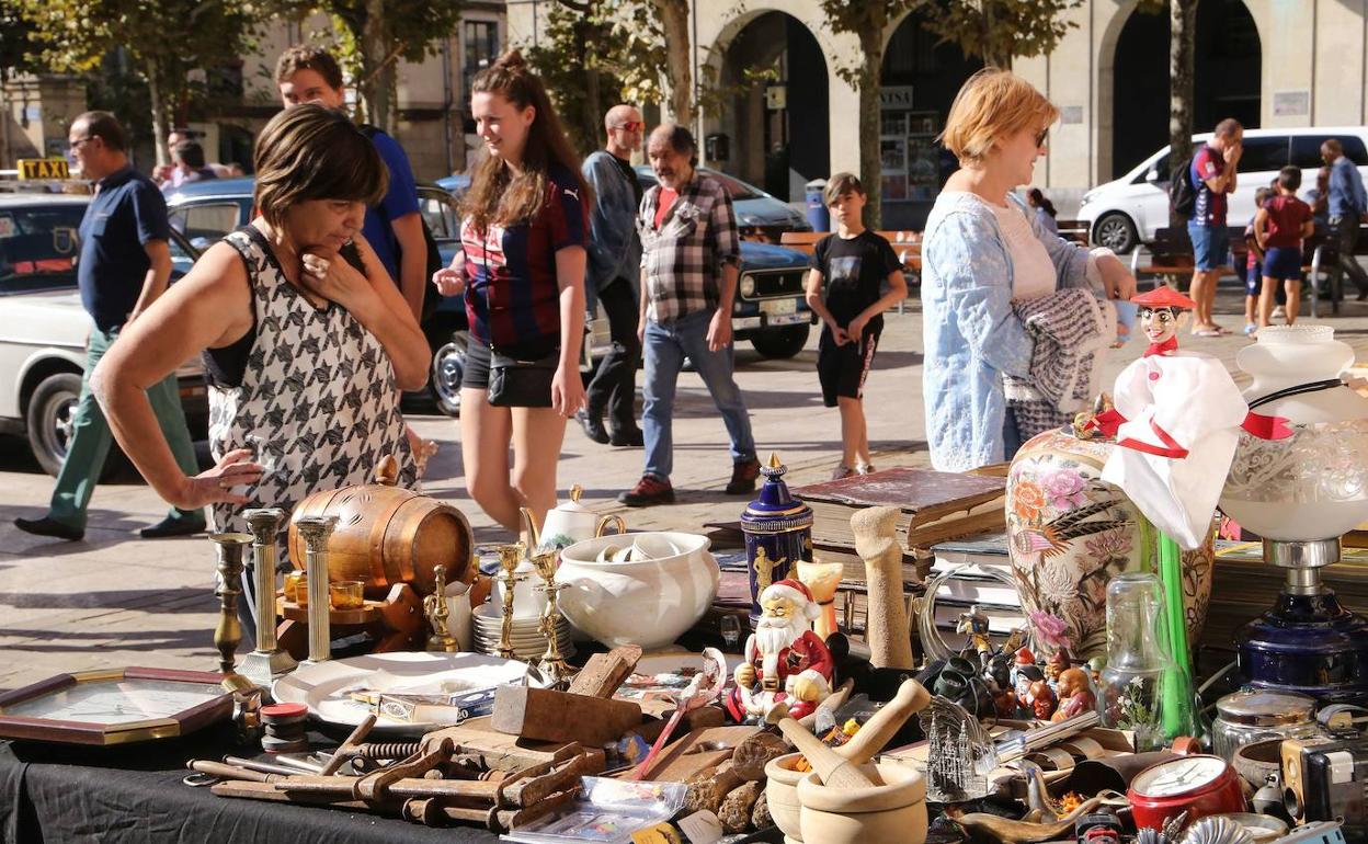 Venta de artículos en un mercadillo.