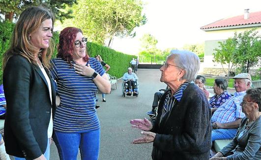 Raquel y Hortensia hablan con Teresa Valentín, de 101 años, la residente de mayor edad del centro que gestionan.