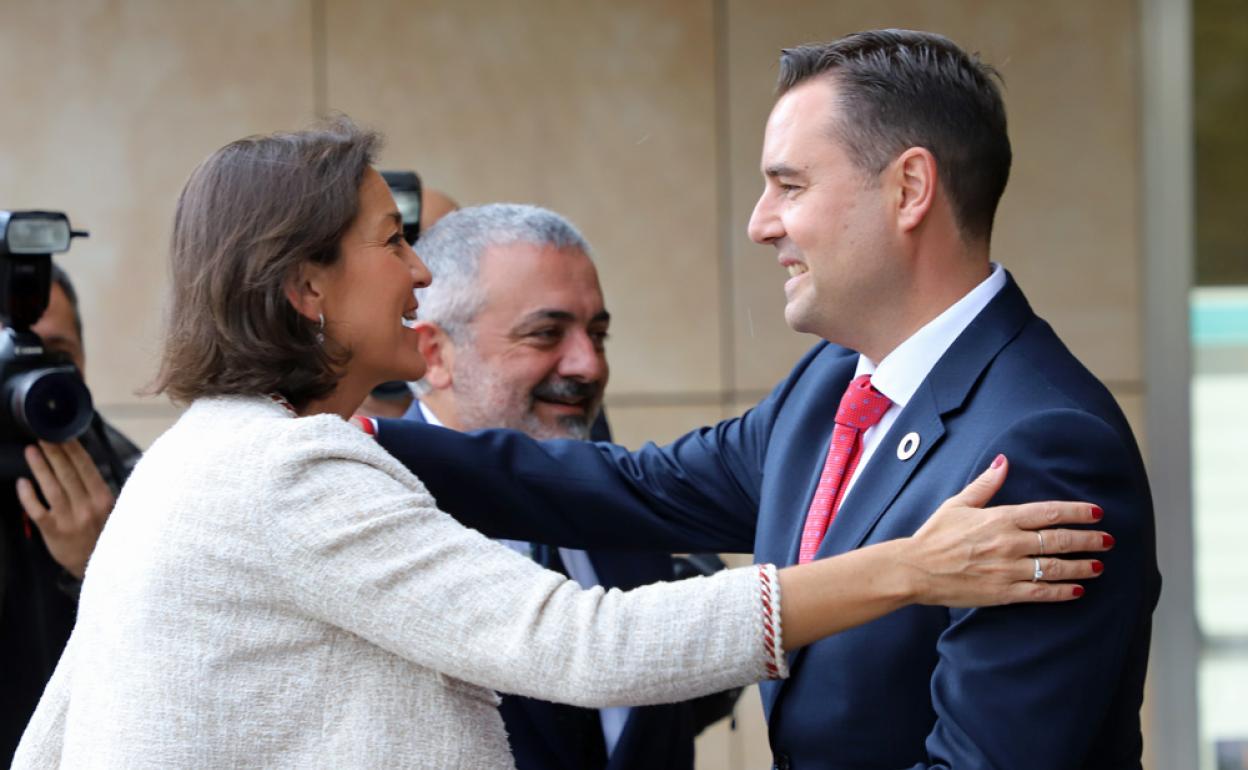 Reyes Maroto, ministra de Industria, con el alcalde de Burgos, Daniel de la Rosa.