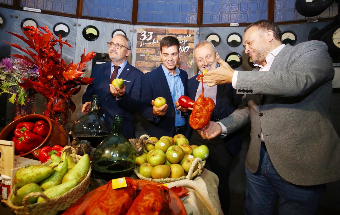 Inauguración de las XXXV Jornadas Gastronómicas del Bierzo. De i a d; El alcalde de Ponferrada, Olegario Ramón; el cocinero televisivo y mantenedor de las XXXV Jornadas Gastronómicas del Bierzo, Sergio Fernández; el director de la Fundación Ciudad de la Energía (Ciuden); Arsenio Terrón; y el presidente del Consejo Comarcal del Bierzo, Gerardo Álvarez Courel, durante la inauguración de las jornadas.