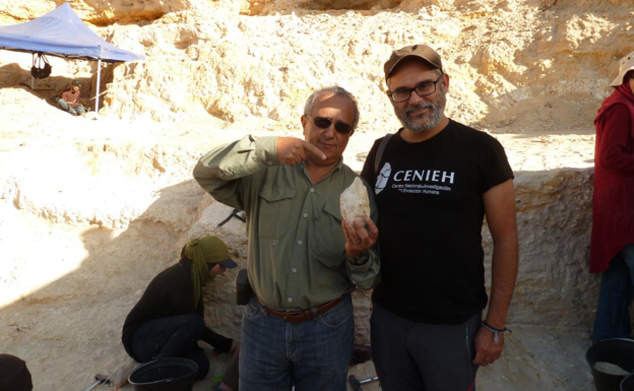 Mohamed Sahnouni (i) junto a Joseba Ríos, miembro del CENIEH. 