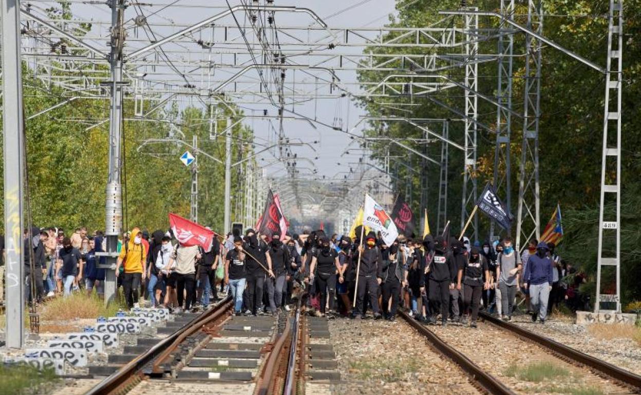 Protestas este martes en las vías del tren en Cataluña por la sentencia del 'procés'.