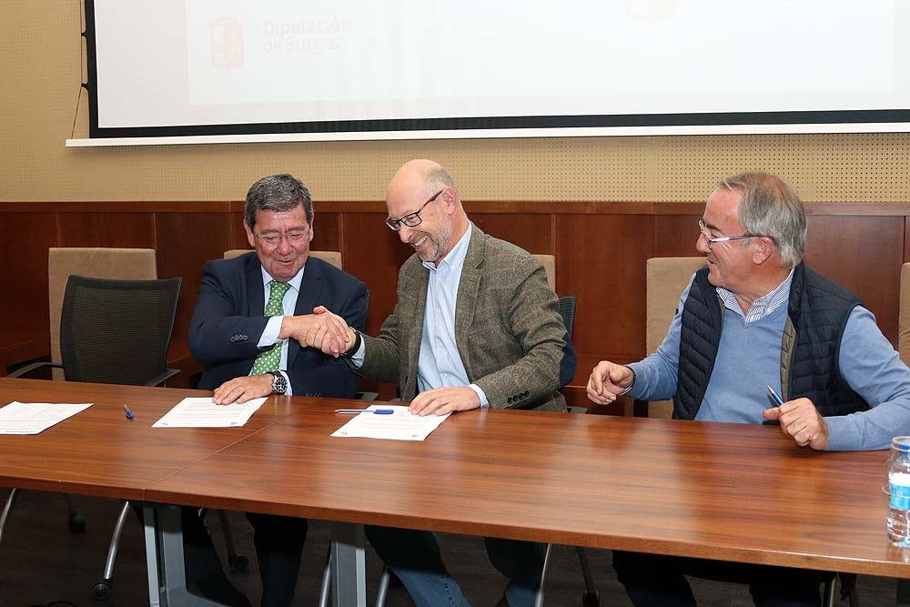 Foto de familia de clubes deportivos y Diputación de Burgos