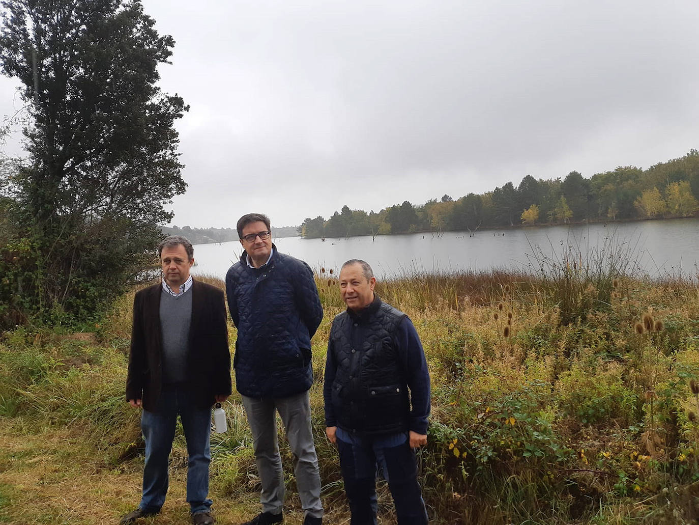 El presidente de Paradores, Oscar López (C), acompañado de Pedro Medrano (I), gerente de la Asociación Forestal de Soria y del director del Parador de Soria, Manuel Vieites, inauguran un tramo de la Senda del Duero.