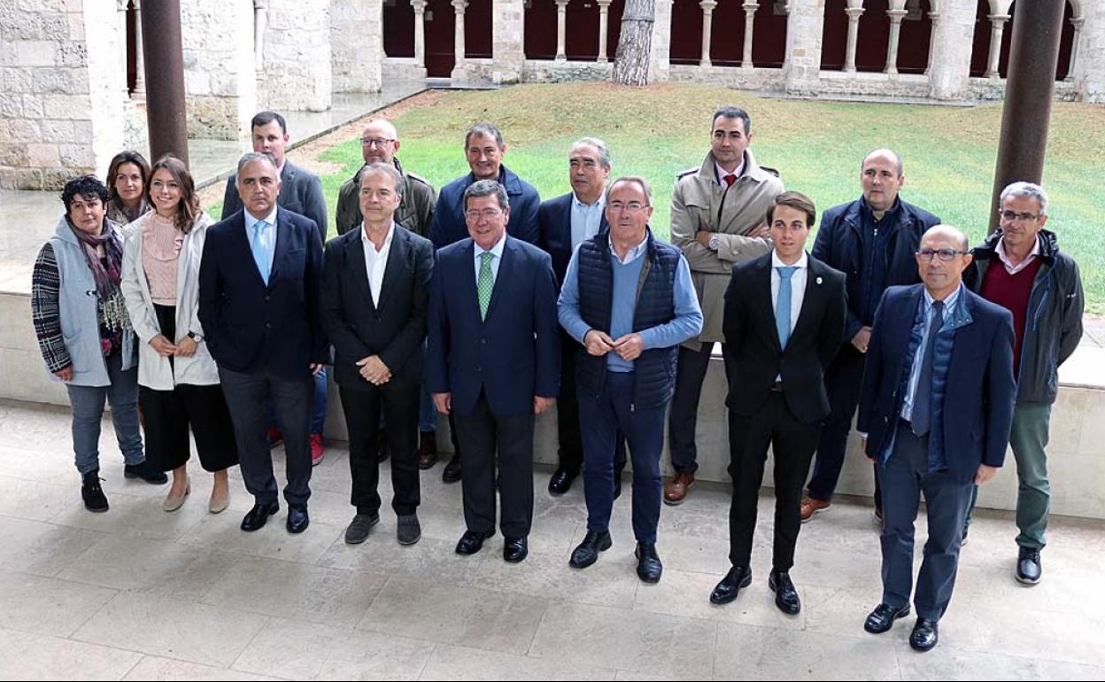 Foto de familia de los representantes de los clubes con los responsables de la Diputación