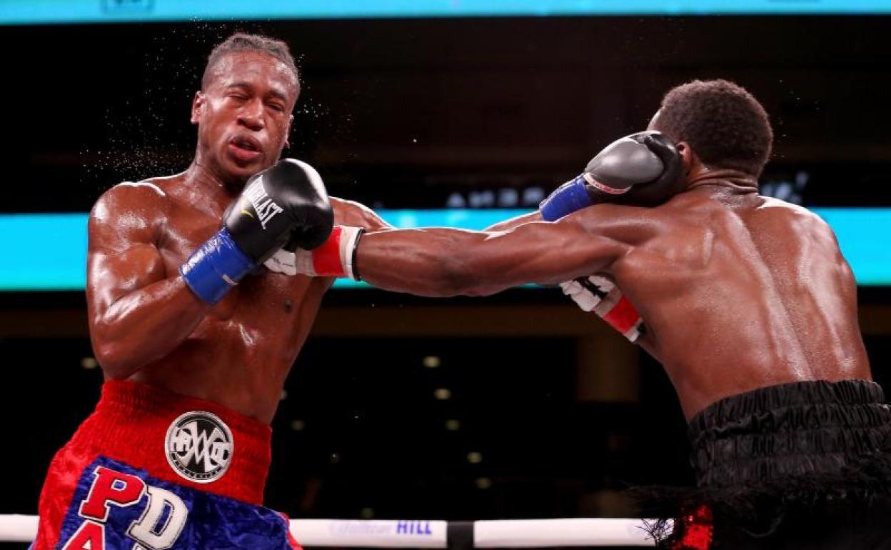 Patrick Day, a la izquierda de la imagen, recibe un golpe durante su combate contra Charles Conwell. 