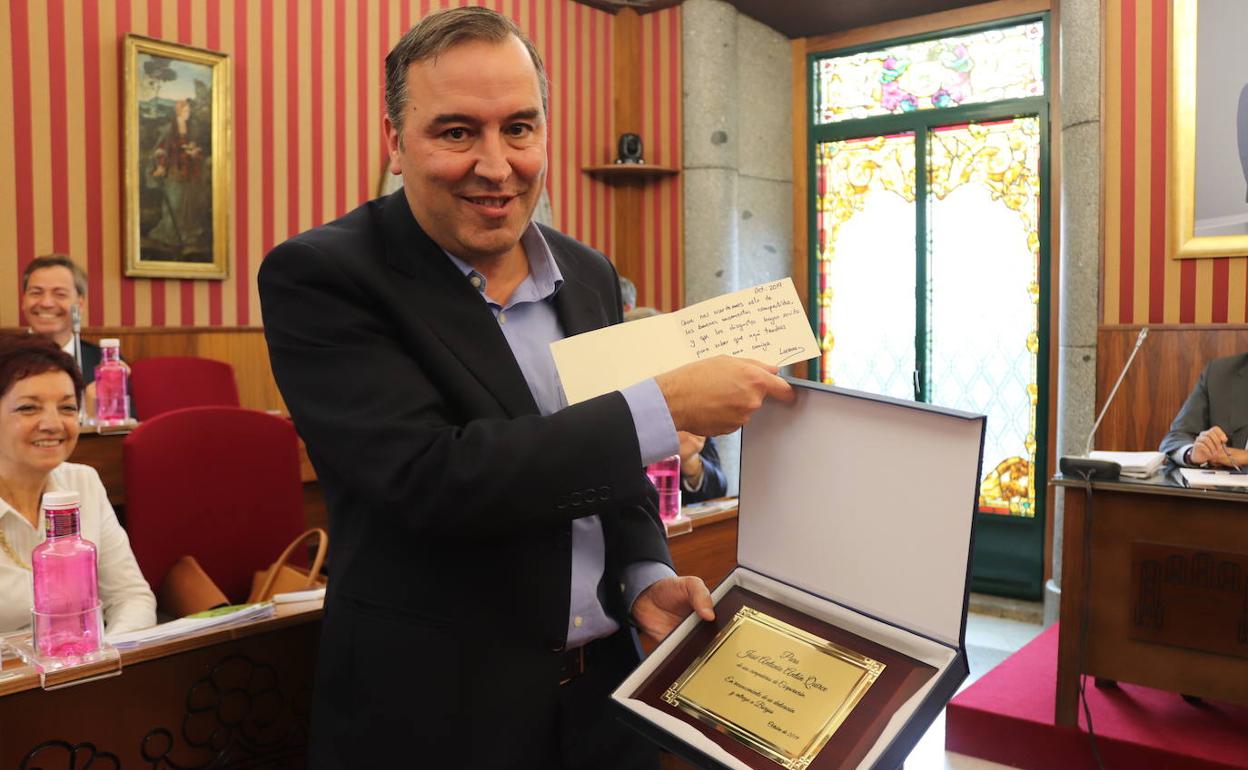 José Antonio Antón ha recibido una carta y una placa en su despedida como concejal