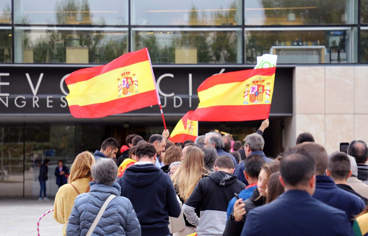 Alrededor de un millar de personas han acudido al acto de Vox. 