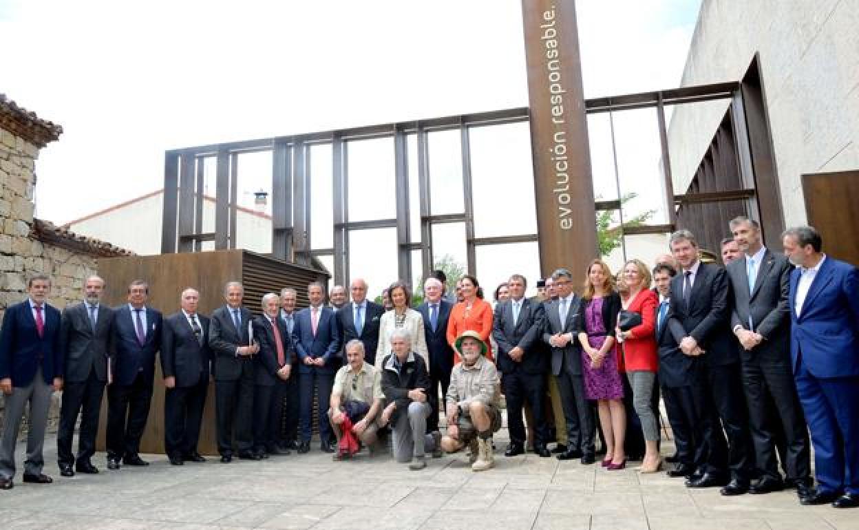 La Reina Doña Sofía, con miembros del Patronato de la Fundación Atapuerca en su sede de Ibeas de Juarros. 
