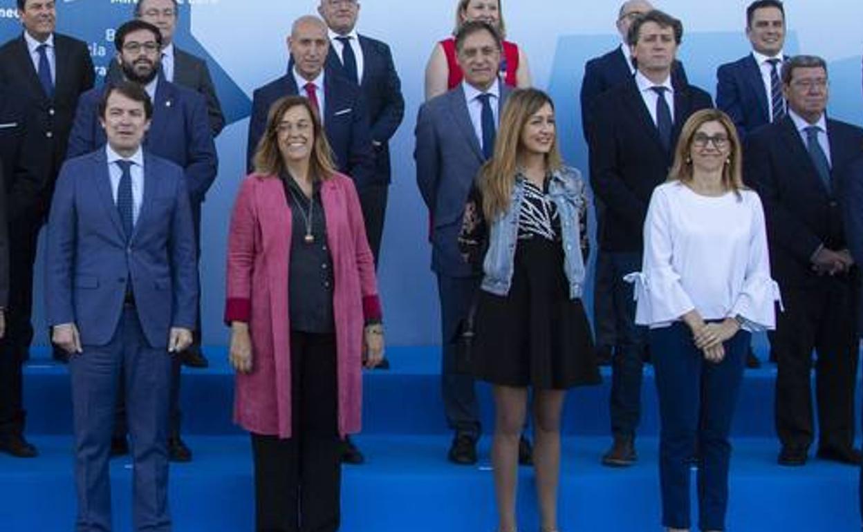 Ángeles Armisén, junto a Alfonso Fernández Mañueco, la socialista Aitana Hernando (alcaldesa de Miranda de Ebro) y la arandina Raquel González en la foto de familia de la primera Conferencia de Alcaldes y Presidentes de Diputación celebrada el 30 de septiembre. 